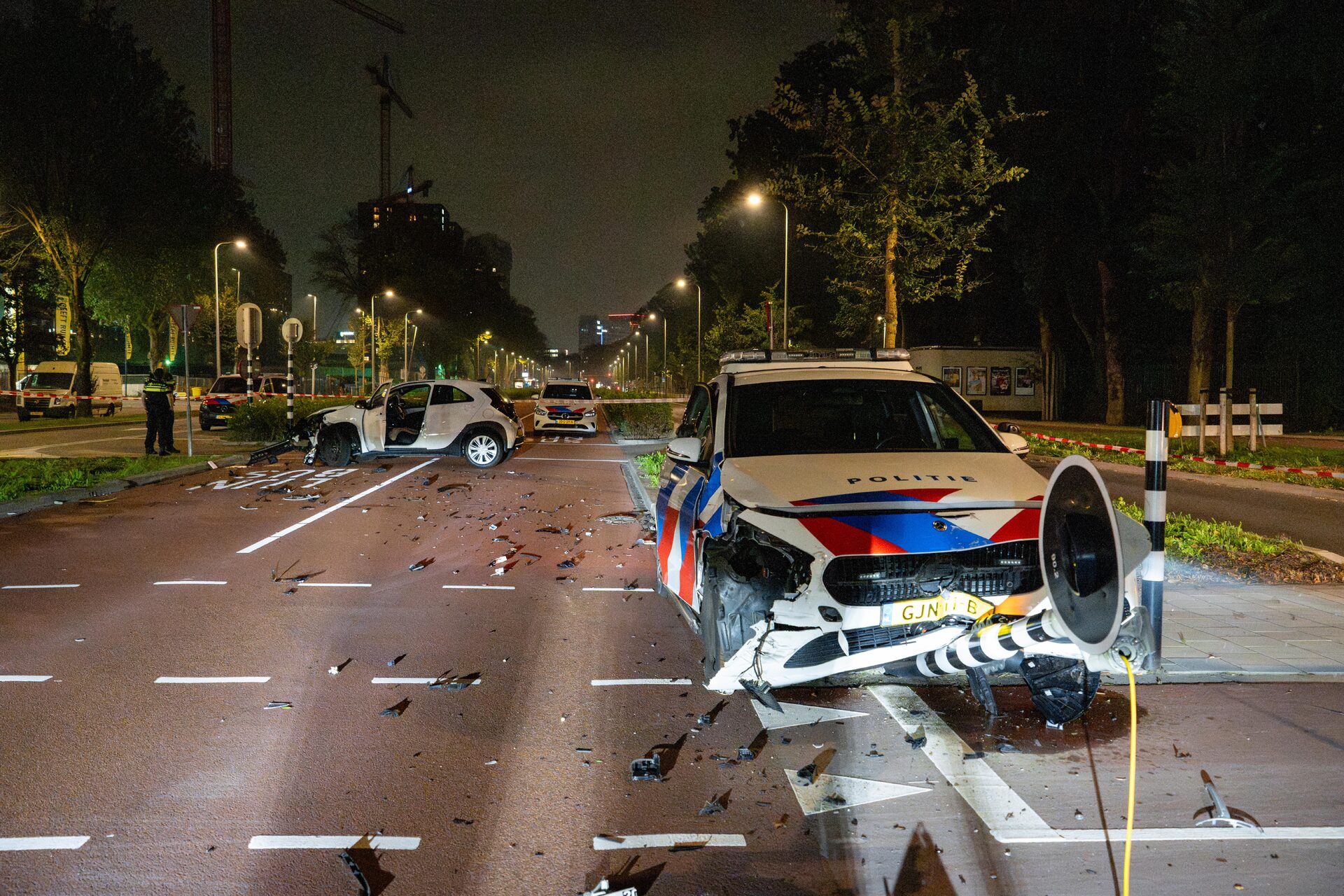 Politieauto botst tegen verkeerslicht na aanrijding