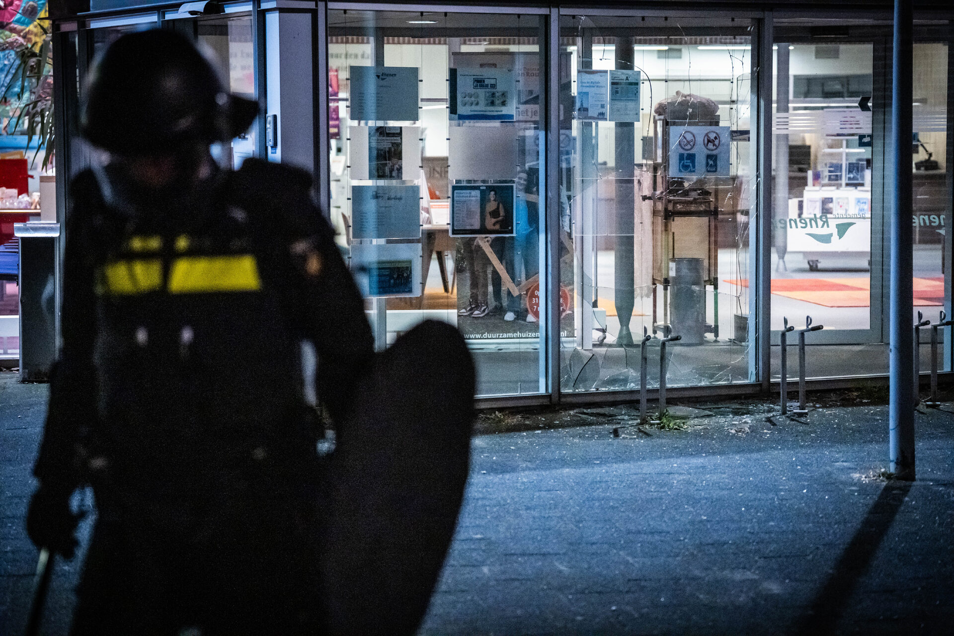 Ruiten gemeentehuis vernield na onrust rond asielopvang