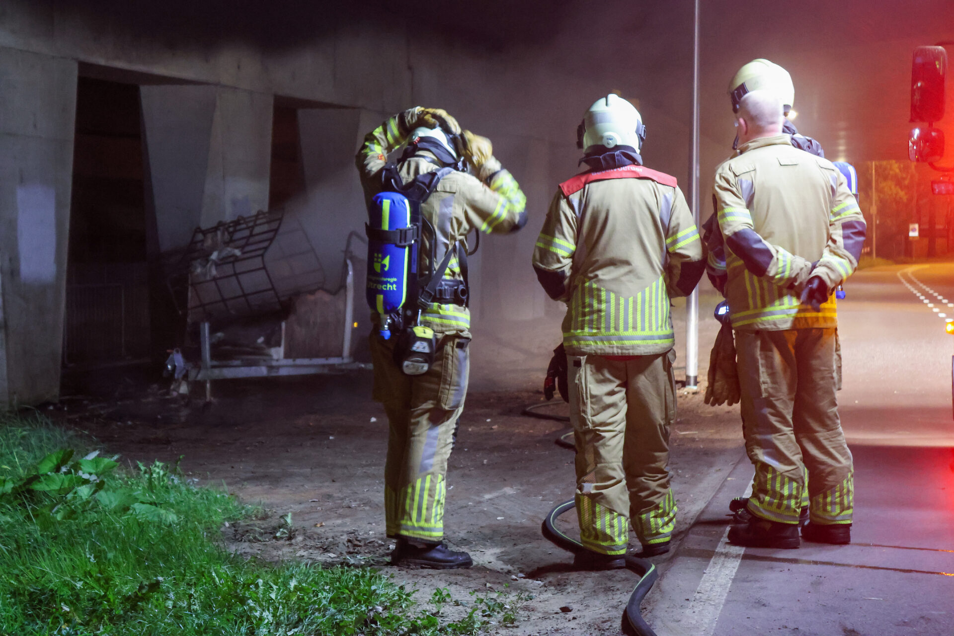 Paardentrailer uitgebrand onder viaduct