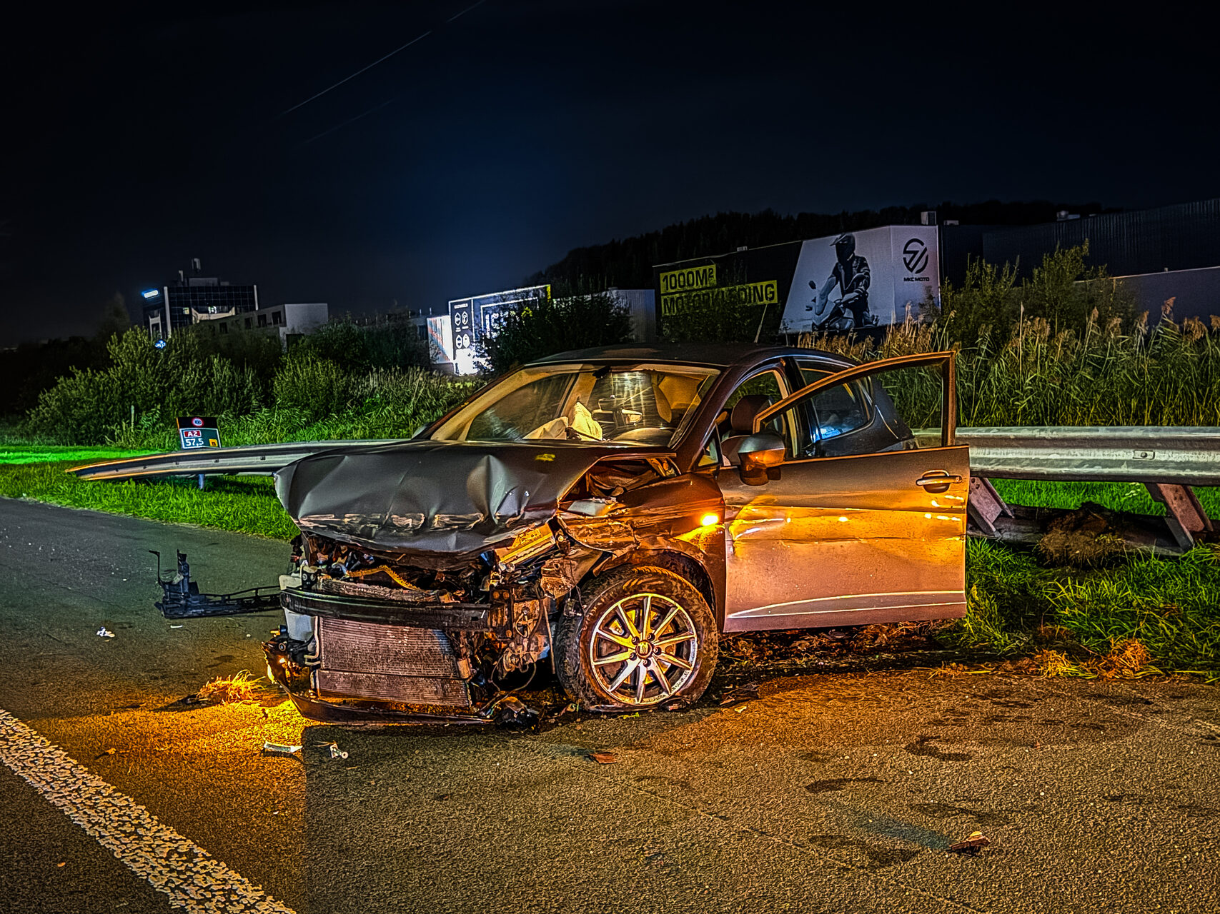 Auto crasht op snelweg tegen vangrail
