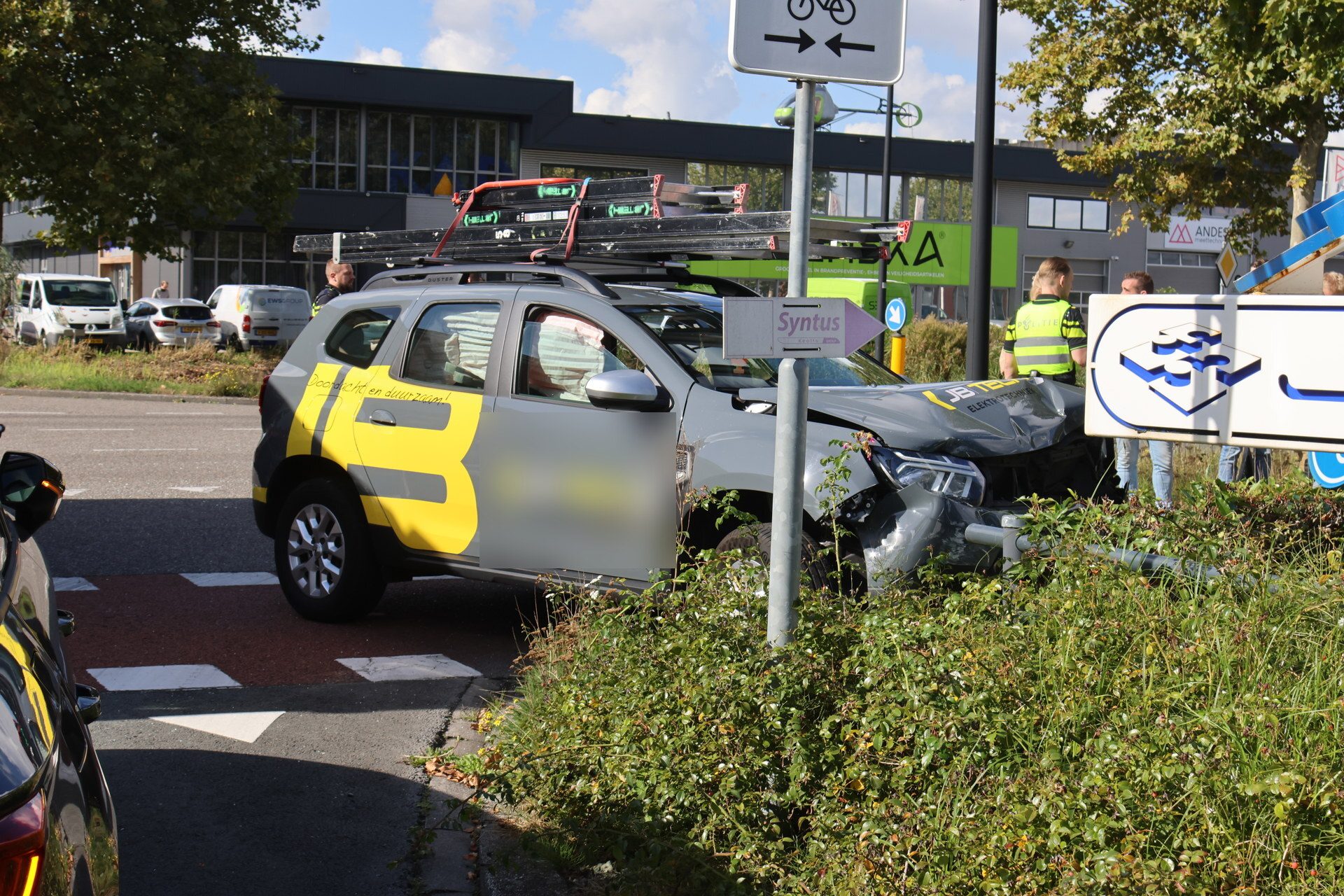Twee auto’s botsen met hoge snelheid, vrouw raakt bekneld