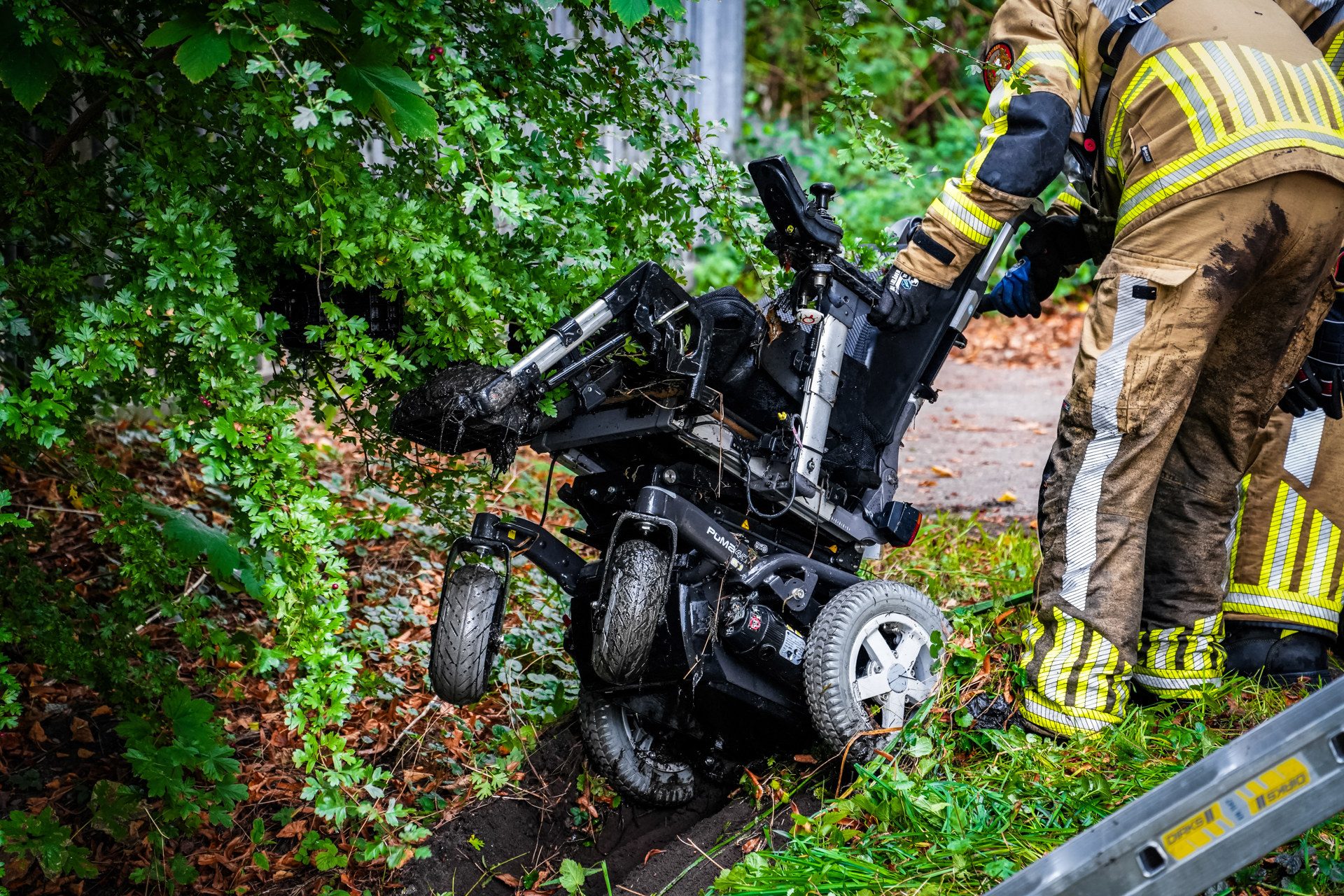 Scootmobiel belandt in water, hulpdiensten rukken uit