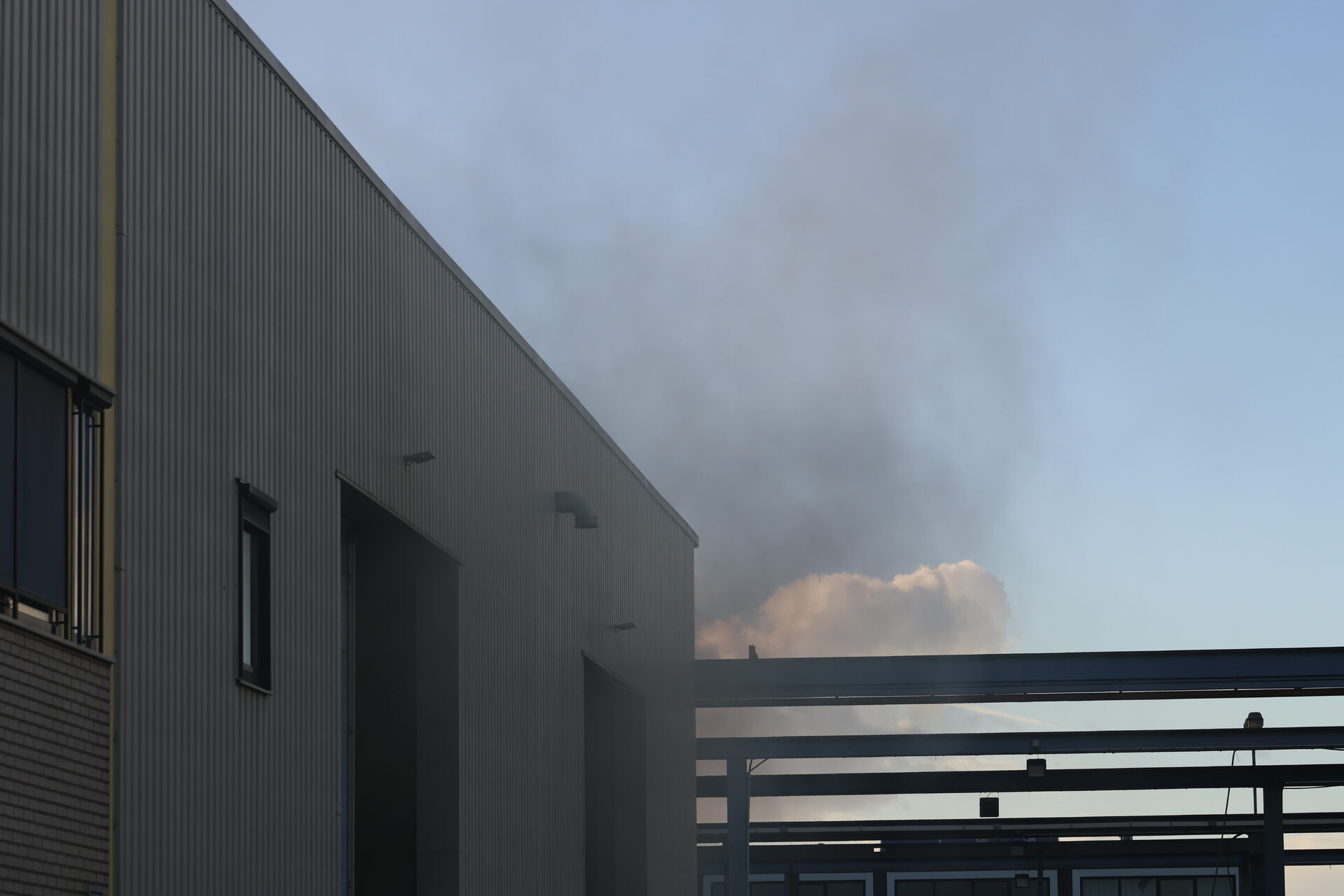 Brand in bedrijfshal, straat volledig afgesloten