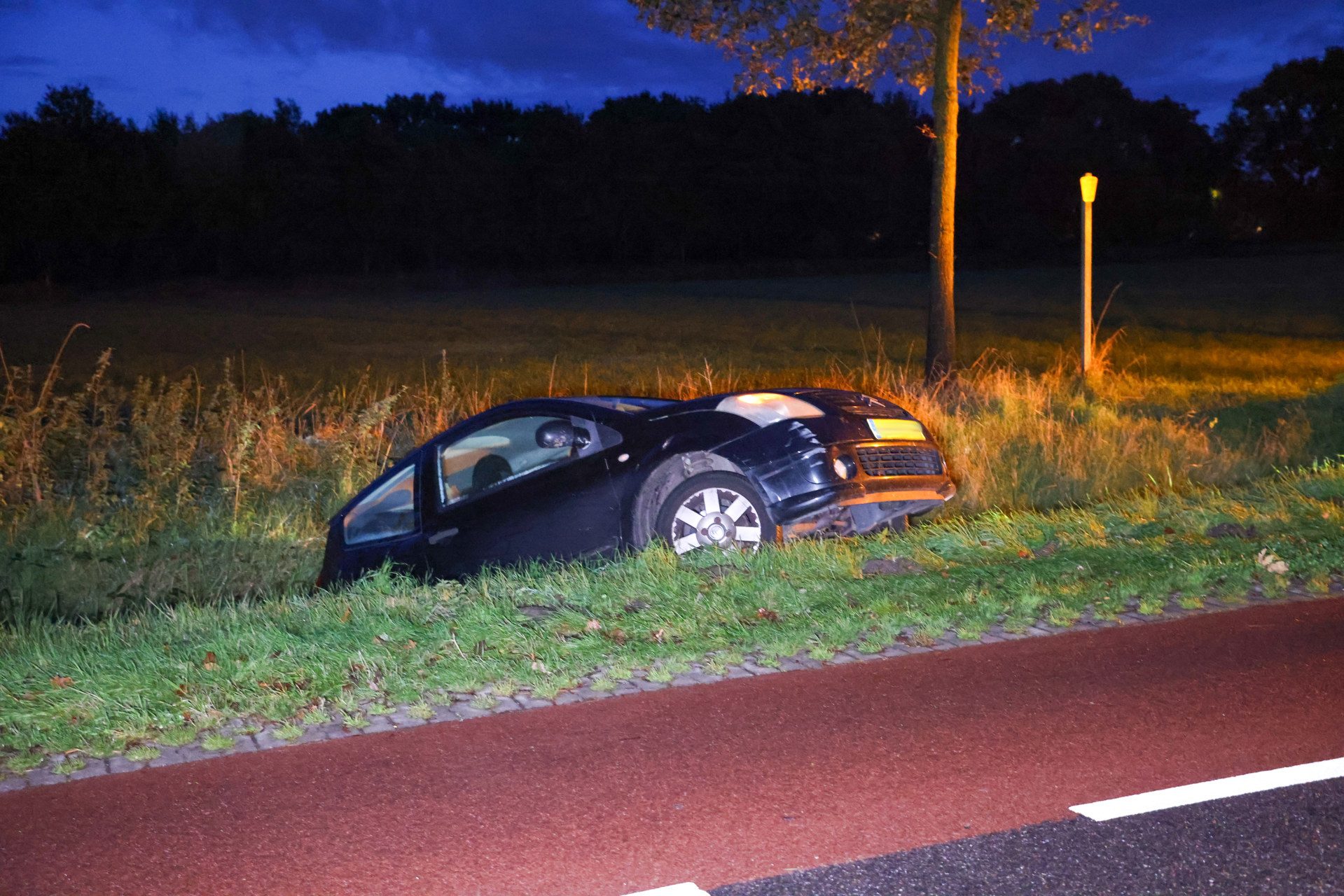 Bezorger wijkt uit voor tegenligger en belandt in sloot