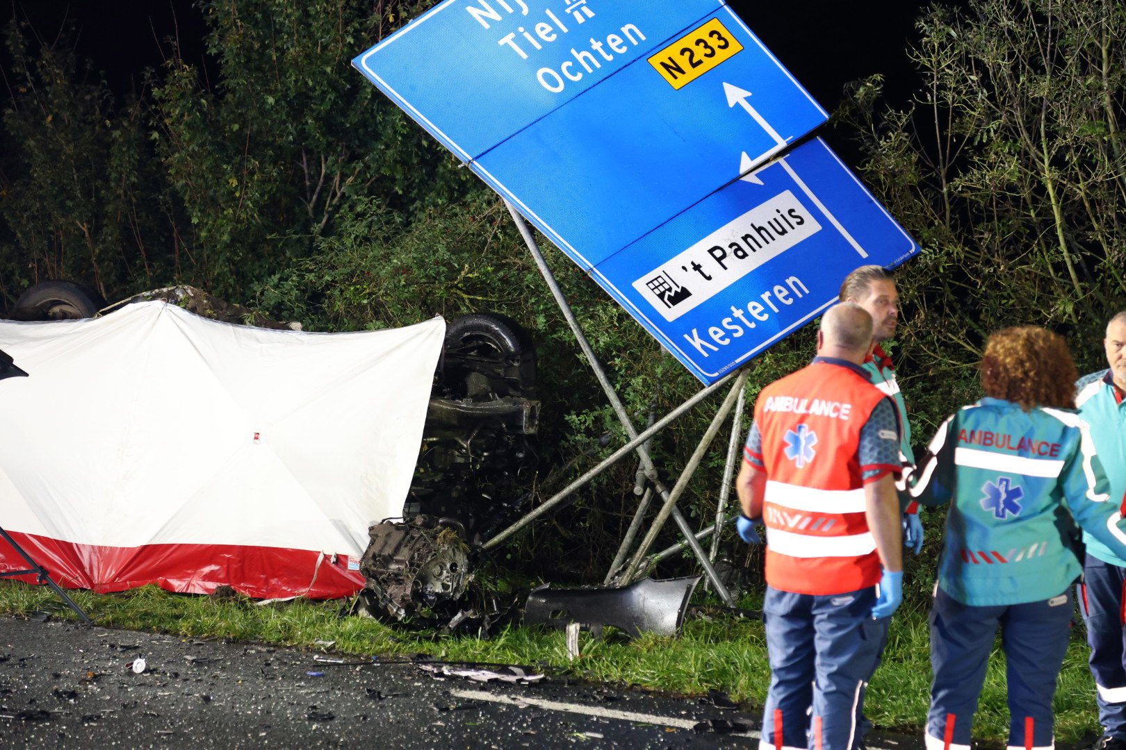Vrouw (26) en man (48) komen om bij frontale botsing, twee gewonden