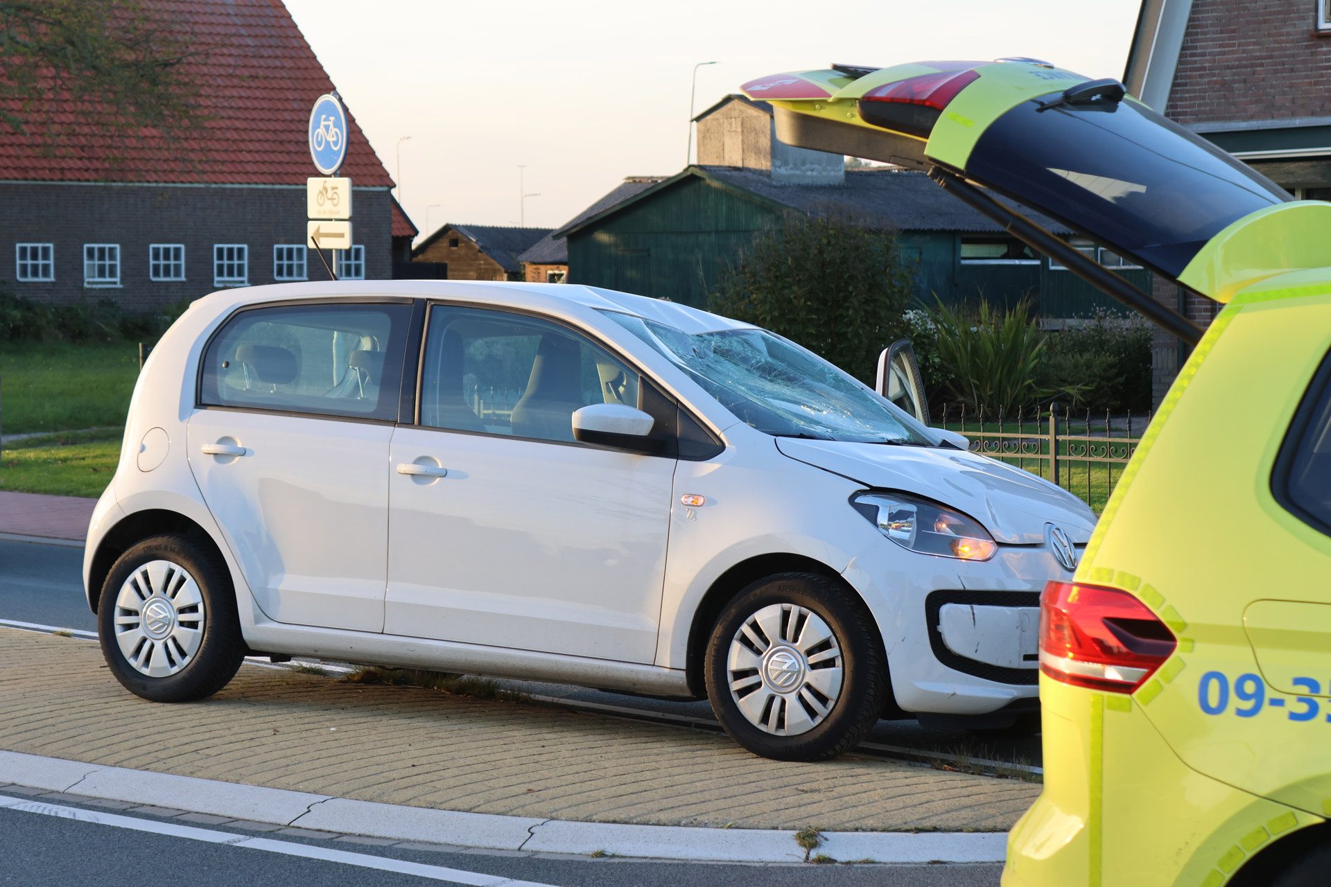 Fietser met spoed afgevoerd na harde botsing met auto