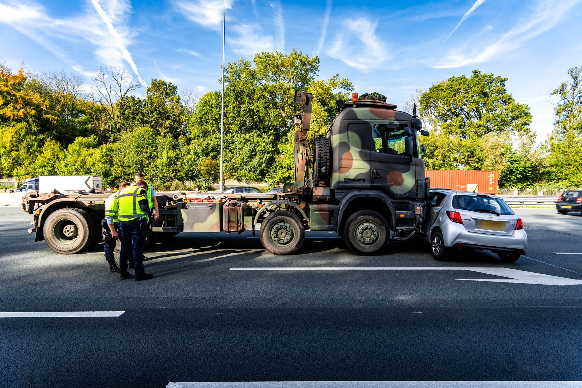 Legervoertuig en personenauto botsen op snelweg