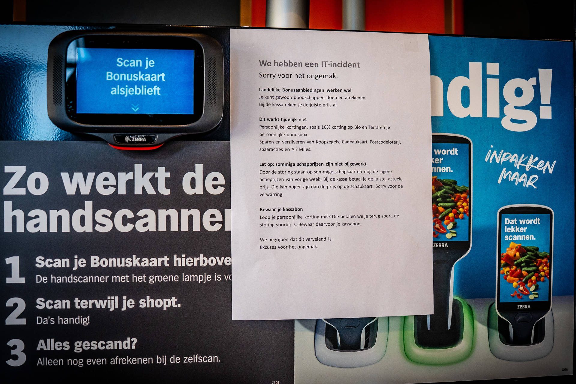 Informational poster featuring a hand scanner kiosk on the left, a white instruction sheet in Dutch in the center, and colorful mobile scanner images on the right.